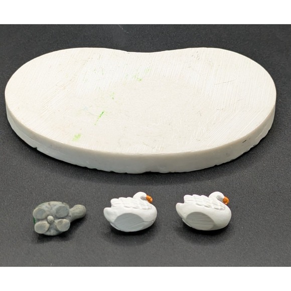 Miniature Resin Lily/Duck Pond Includes Two Swans One Turtle - Picture 4 of 8